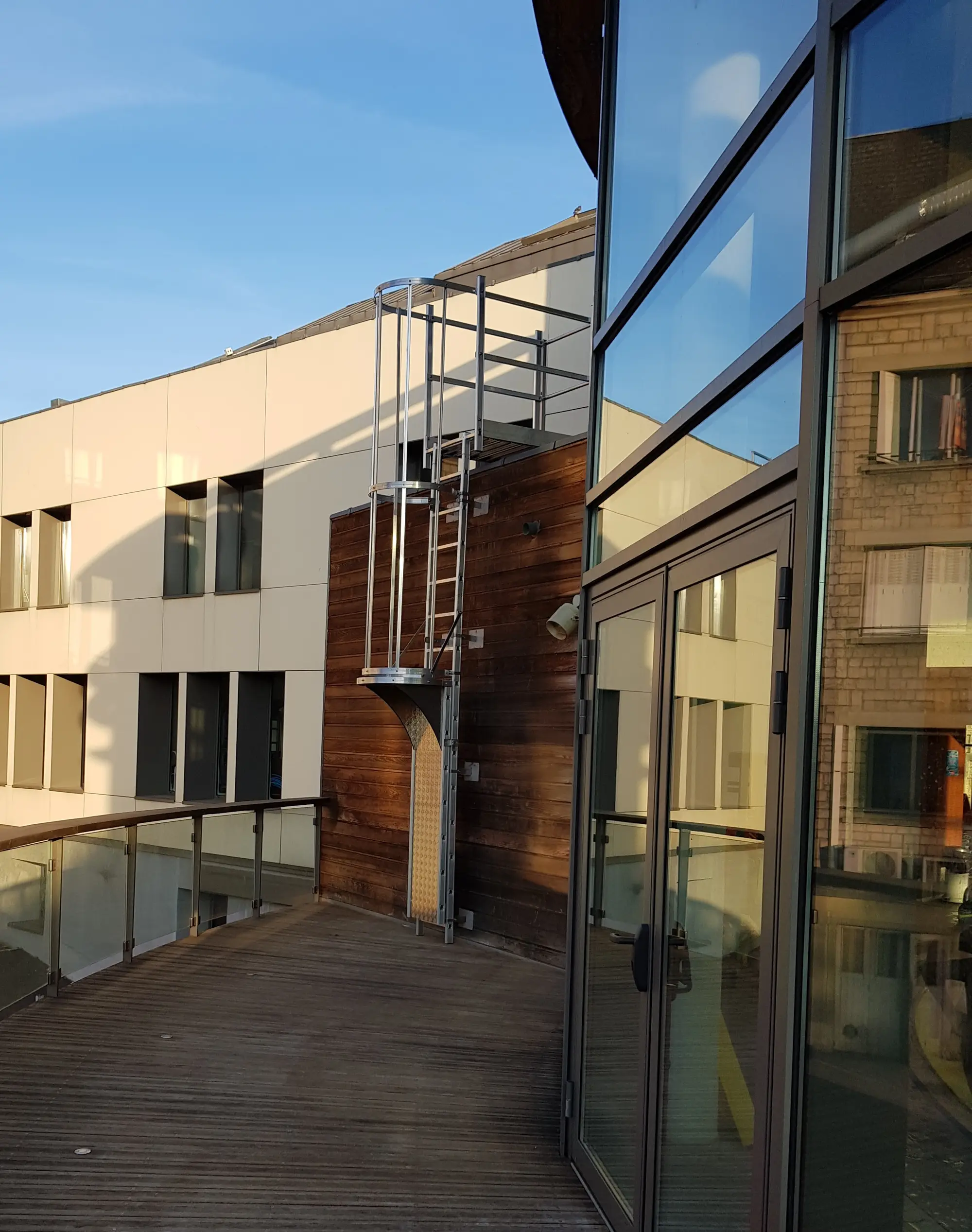 Installation d'un garde-corps périphérique sur toiture-terrasse