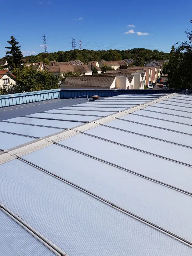 Installation d'un lanterneau de désenfumage sur toiture industrielle