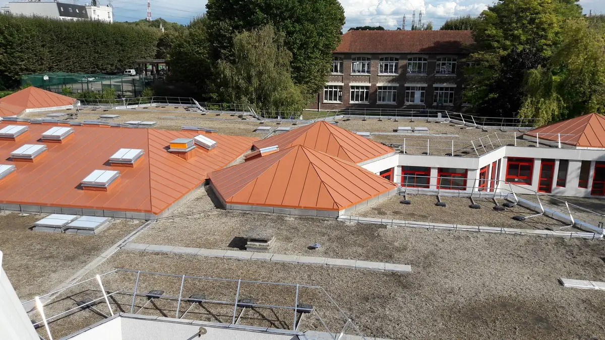 Chantier d'étanchéité en membrane PVC sur toiture-terrasse industrielle